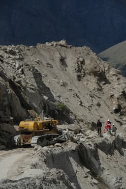Three hour wait while the 'dozer clears the landslide after Rohtang